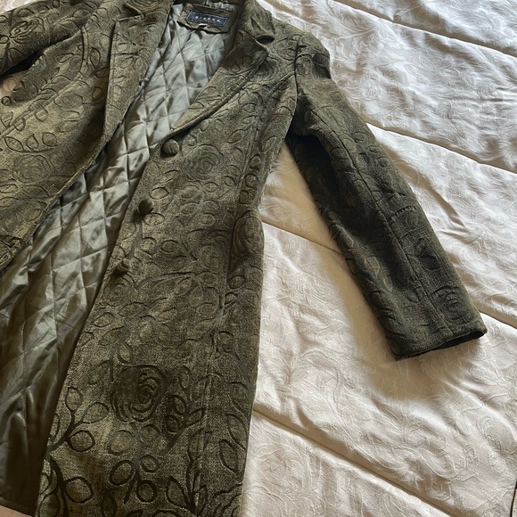 Coat with detachable faux fur collar. - Picture 3 of 7